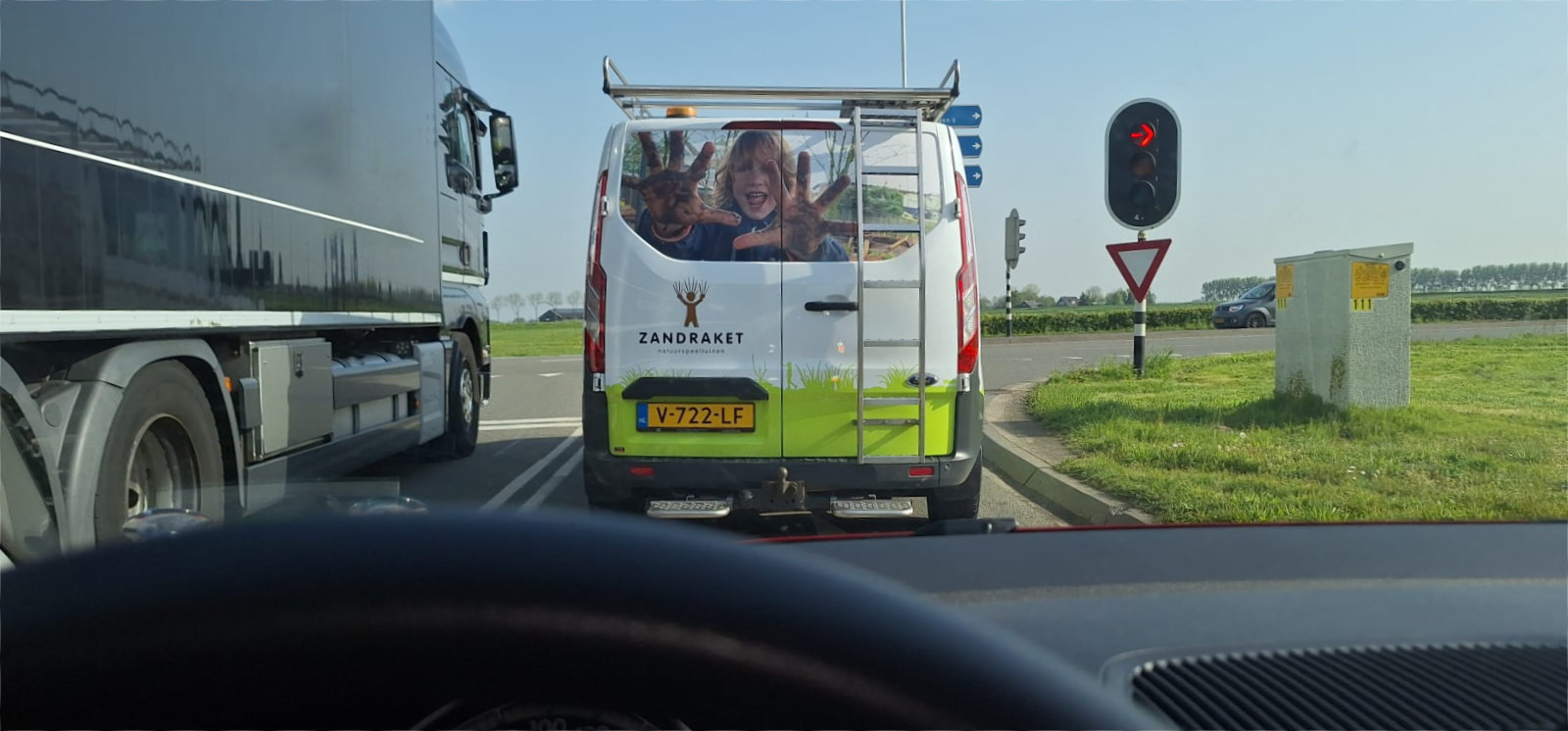 Zandraket-bestickering-bestelbus-door Venneker-design